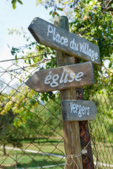 Wegweiser in Hunspach zwischen Kirche, Obstgärten und Friedhof