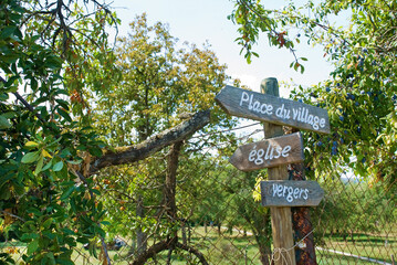 Wegweiser in Hunspach zwischen Kirche, Obstgärten und Friedhof