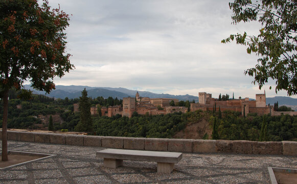 Banco con vistas a la Alhambra desde el mirador de San Nicolas, Granada