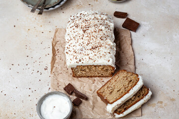Whole grain spelt flour cake with cream
