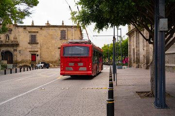 Fototapeta na wymiar El trolebús en el centro histórico de Guadalajara.