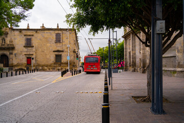 El trolebús pasa por una calle del centro histórico de Guadalajara.