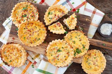 Kleine Quiche mit Speck