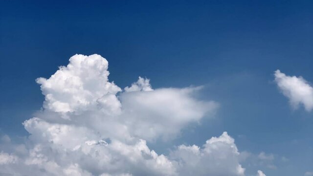 青空を背景に連続して湧き上がる入道雲 積乱雲 タイムラプス
