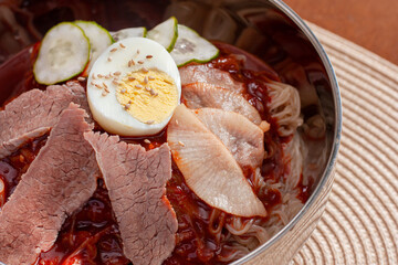 Prato típico coreano servido em um recipiente de aço inox redondo