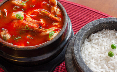 Prato típico coreano em um bowl de pedra. Sopa de camarão ao molho vermelho com arroz. Restaurante oriental. Comida