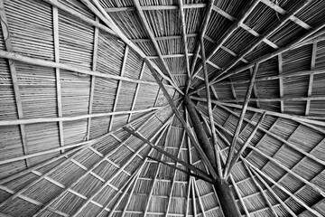 Estrutura de telhado de palha com traços indígenas típico do norte do Brasil.