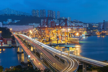 Fototapeta premium Port towarowy i autostrada w Hongkongu