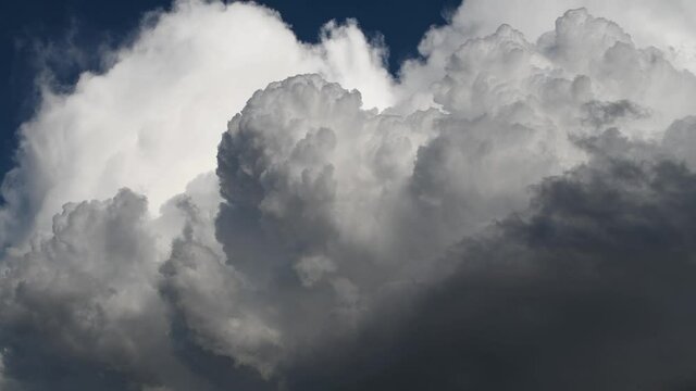 Gewitterwolken ziehen am Himmel auf- Originalgeschwindigkeit- Teil 1
