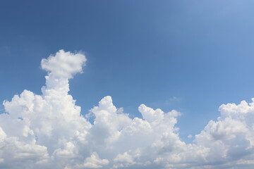 Naklejka na ściany i meble 青い空と立体的な雲
