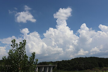 青い空と立体的な雲
