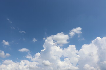 Fototapeta na wymiar 青い空と立体的な雲