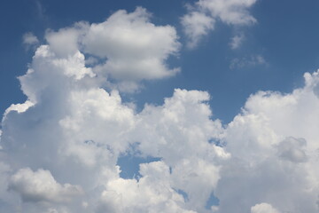 青い空と立体的な雲