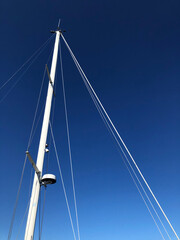 青空とヨットのマスト