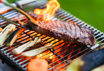 バーベキューで炭火でビーフステーキを焼く　【アウトドアの醍醐味】