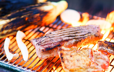 バーベキューで炭火でビーフステーキを焼く　【アウトドアの醍醐味】