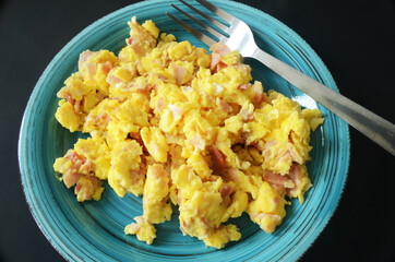 Close up de huevos revueltos con jamon, desayuno de huevo con jamon, desayuno saludable huevo revuelto
