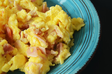 Close up de huevos revueltos con jamon, desayuno de huevo con jamon, desayuno saludable huevo revuelto