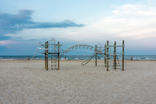 empty swings per covid pandemic
