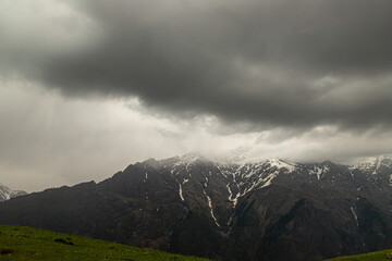 Obraz na płótnie Canvas Beautiful View of Himalayas mountains peak from kheerganga,bunbuni,himachal pradesh