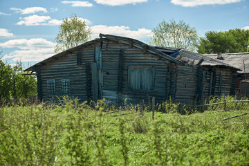 Fototapeta na wymiar old wooden dilapidated houses in the village on a summer day