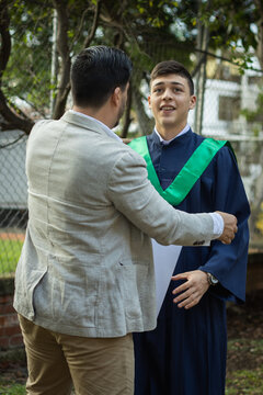 Padre  abrazando a su hijo el dia de la graduaci&oacute;n