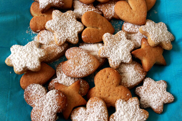 galletas de jengibre con forma de estrella y azúcar de hielo