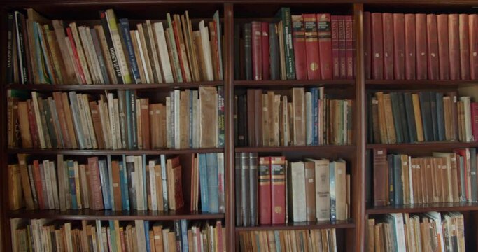 Old home library / Warm and dusty house vibes / Old books in spanish / 4k at 60fps (slowmotion)