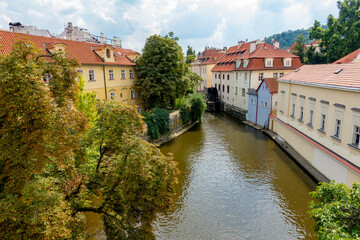 Rzeka stare miasto kamienice czechy praga © Dariusz