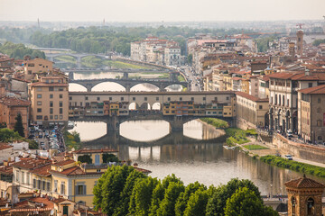 Fototapeta na wymiar Ponte Vecchio and the Arno river in Florence, Italy.