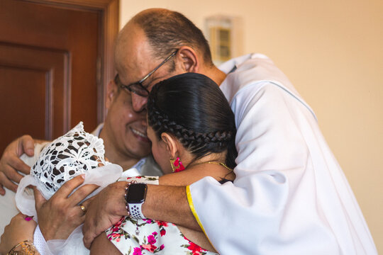 Familia abrazada felices con la bendici&oacute;n del padre