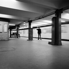 Zugabfertiger und ausfahrende U-Bahn im U-Bahnhof Alexanderplatz in Berlin. *Aufnahmedatum...