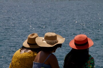 Femmes aux chapeaux