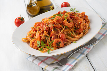 Vassoio di deliziose linguine con sugo di gamberoni, pomodoro e prezzemolo, Cucina Italiana