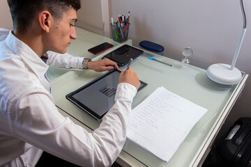 Chico emprendedor en su oficina haciendo negocios por internet. Bussiness man 