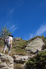 Touriste randonneuse escaladant le Mont Gerbier de Joncs en Ardèche