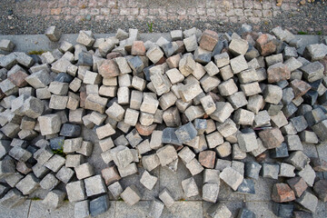 Color natural stone cubes for making outdoor pavement tiles
