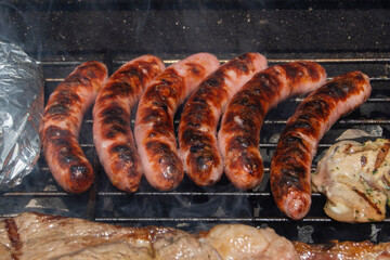 Salchichas frescas a la barbacoa