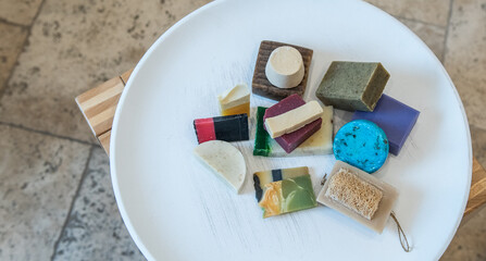 Nachhaltiger Lebensstil im Badezimmer, Zero Waste Zubehör für die Haar- und Körperpflege, Seife, festes Shampoo, Handseife