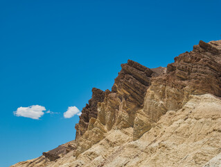 Fototapeta premium Ein Berg aus Felsen mit unterschiedlichen Farben