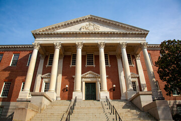 Obraz premium Entrance and the outside stairs of Maryland State Capitol (State house) located in Annapolis. Bug eye view photo features the historic building and the columns in front of it.