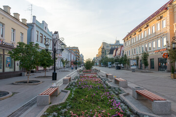 Naklejka premium Samara. View of the pedestrian part of Leningradskaya street in the early morning.