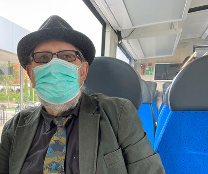 Mann im Zug trägt Maske wegen Koronapandemie