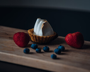 Obraz na płótnie Canvas lemon pie strawberries and blueberries in table