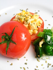 Tomates rellenos de maíz y ensalada