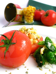 Tomates rellenos de maíz y ensalada