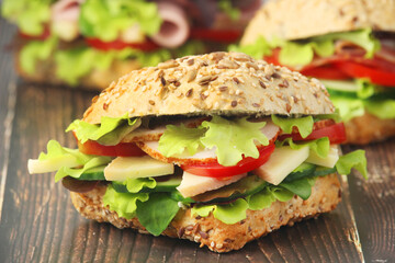 Sandwiches with whole grain bread, ham and vegetables