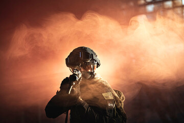 Żołnierz sił specjalnych podczas akcji rozpoznawczej. - obrazy, fototapety, plakaty
