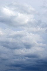 Dunkle bedrohliche Gewitterwolken und Regenwolken am Himmel
