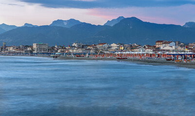 The view from the Viareggio pier at sunset is spectacular, the Apuan Alps appear in the background.